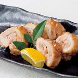 ＜奥丹波鶏の天然塩焼 柚子胡椒添え　８５０円（税抜）＞甘みと深いコクが特徴「京都府産 奥丹波鶏」を使用しております。