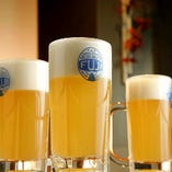 ＜オリジナルクラフトビール 白富士地ビール　中ジョッキ６５０円（税抜）＞酵母が生きている！フルーティーなヴァイツェンビール。