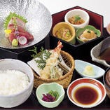 ＜京町家御膳　１,８００円（税抜）＞おばんざい三種盛、刺身二種盛、天ぷら、ご飯、しじみ汁、香の物、デザートのセットです。