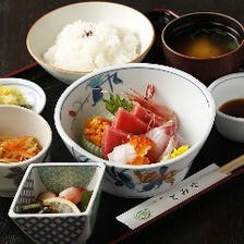 新鮮な魚を使用した定食もご用意！