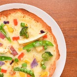 彩り野菜とアンチョビソースのピッツア