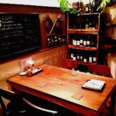 間接照明が照らすオシャレ空間 大人の為のこだわり料理とワイン