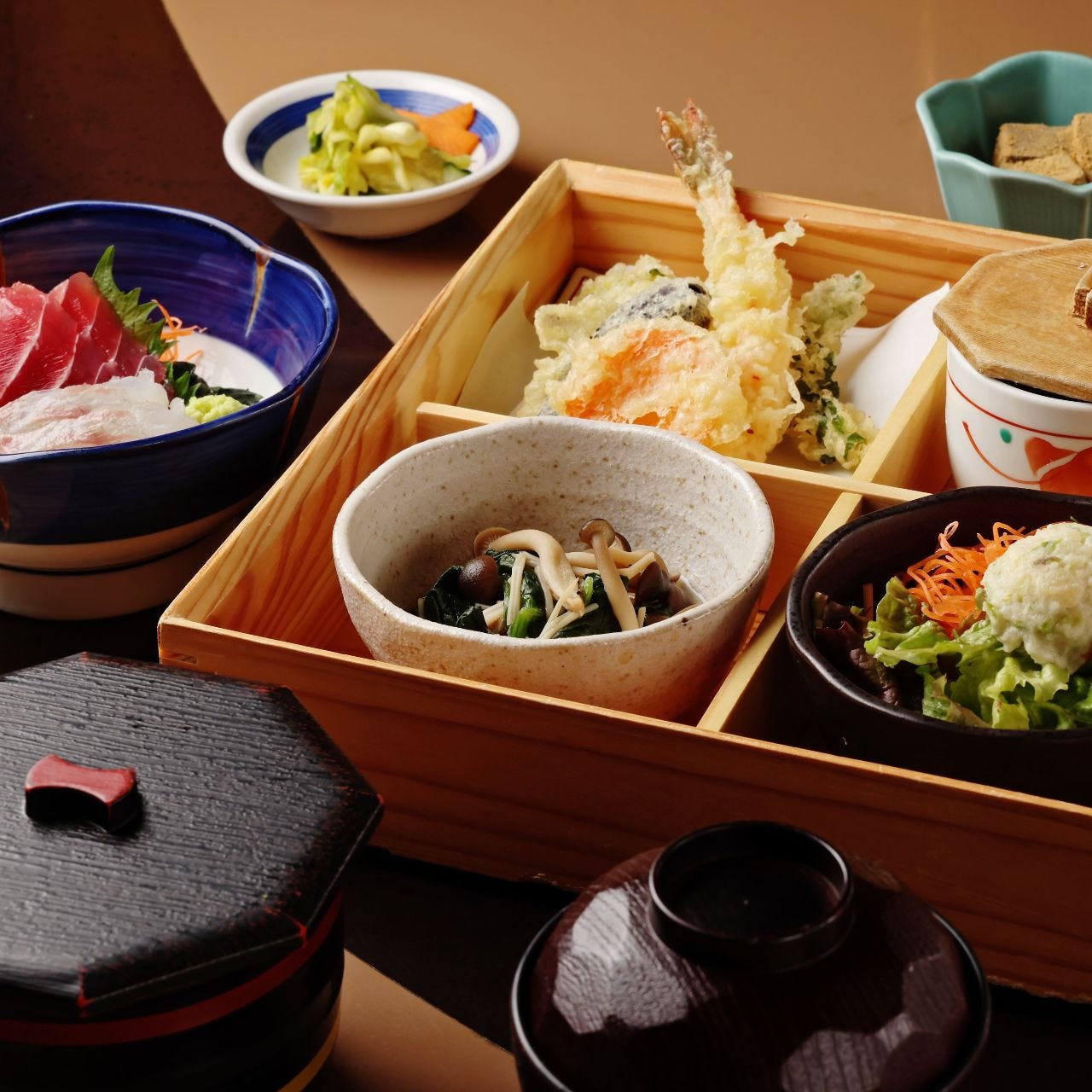 木箱に入った天ぷらや茶碗蒸しなどが並んだ限定10食げんきまる御膳