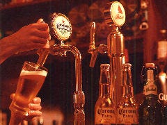 ハイネケンの生ビールを味わい下さい。