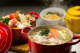 鶏飯ベースのスープにお野菜や黒豚などの旨味が入った「ハナンポット」旨味をのがさないお鍋で〆までおいしさを堪能！＊スープによって追加料金あります。