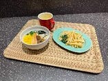 お子様用のメニュー：鶏飯のスープを使ったうどん・ジュース・フライドポテト
