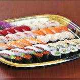 職人が丁寧に握ったお寿司をご自宅でお召し上がりいただけます。