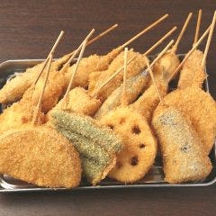 カラッとした串カツは、ハイボールやサワー、焼酎とも相性抜群！