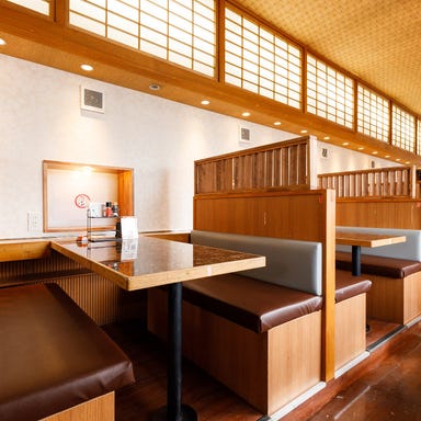 ドライブインたかや 食堂 焼肉 ラーメン_ご家族やグループに最適なソファーテーブル席!壁側の扉より料理提供します。