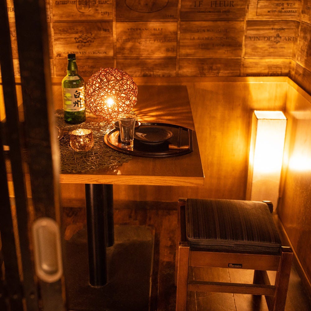 木の温もりが心地よく、オレンジ系の暖色が大人の雰囲気