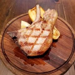 薪や炭を使って焼き上げる肉料理が昼間からお楽しみいただけます