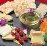 オシャレに盛り付けられたチーズの盛り合わせなど、相性抜群の料理が満載！