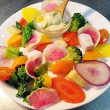 新鮮な朝採れ野菜のサラダ