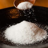 【特製塩】
当店の鳥焼に合わせて独自にブレンドした塩を使用