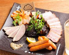 看板メニュー自家燻製の肉盛り