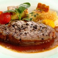 シャトー文雅_《黒毛和牛の網焼き》
プラス料金で和牛ロース肉がご賞味頂けます。
やわらかく、特選された黒毛和牛、なっとくの一品です
