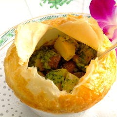 シャトー文雅_《名物　海の幸のパイ包み焼き　香りバター詰め》
パリパリのパイを開ければ、ガーリックの香りがいっそうの食欲をそそります。パイをココットに入れて海の幸とご一緒に・・・。もう一個欲しくなる文雅定番オリジナルメニューです