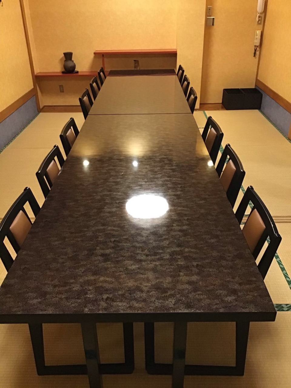 テーブル席・完全個室（壁・扉あり）・7名様～12名様