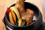 静岡県産地養鶏の熱々石鍋スープカレー（ライス・サラダ付）