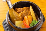 静岡県産地養鶏の熱々石鍋スープカレー（ライス・サラダ付）