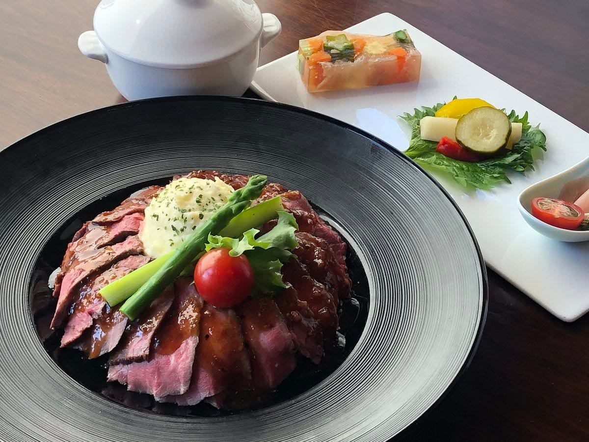 ローストビーフ丼や前菜がテーブルの上に置かれている様子