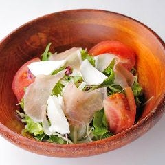 蔵王産モッツァレラと生ハムのサラダ（バジルドレッシング）