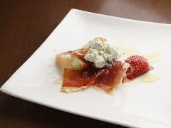 季節のフルーツ【苺】と生ハムチーズソース