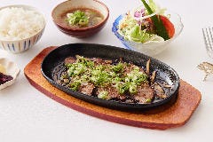 おろしポン酢と特製ソースで和風ステーキをお召し上がり下さい。