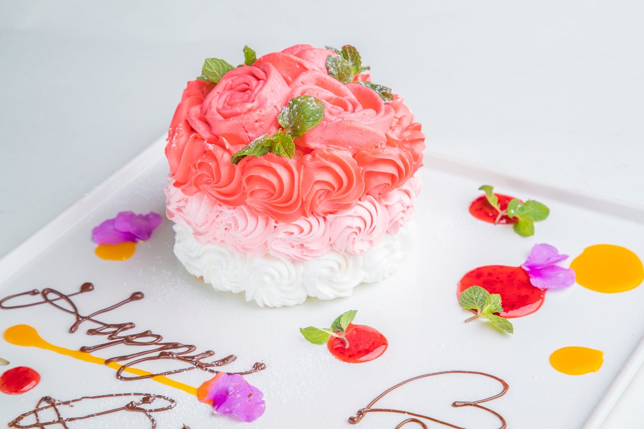 古城の国のアリス コース 誕生日 記念日のお祝いに レッドローズケーキ3 300円 お食事内容はアラカルトで ぐるなび