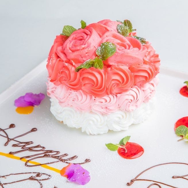 誕生日や記念日のお祝いには、アリス特製デザインケーキで♪