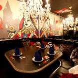 「魔法の鏡のドレスルーム・アップフロア」半個室のお席で、店内を一望できる、とても人気のお席なの！