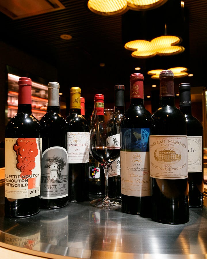 世界各国のワインを60種以上
取り揃えております