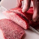 [素材を生かす]
長年肉を見てきた料理長の目利きと技が光る