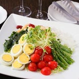 4種豆と生ハムの新鮮彩り野菜のサラダ