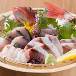 市場直送の鮮魚を一番美味しく味わうなら刺身盛り合わせ！
