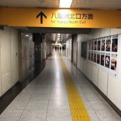 オールドステーション 東京店（THE OLD STATION）_そこを道なりに進んでいただくと左手に交番があり、そこを過ぎて左手の奥まった場所にエスカレーターがございます。
そのエスカレーターで2階へ上がるとTHE OLD STATION 東京店があるフロアーです♪