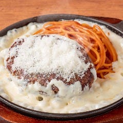 オールドステーション 東京店（THE OLD STATION）_チーズソースのハンバーグナポリタン