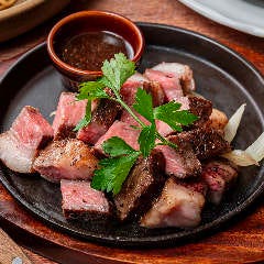 THE OLD STATION Tokyo_メインの黒毛和牛のサイコロステーキ