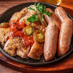 THE OLD STATION Tokyo_チキンとソーセージのグリル