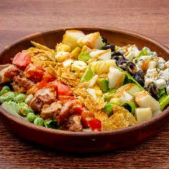 タンドリーチキンとロメインレタスのコブサラダ THE OLD STATION Tokyo_タンドリーチキンとロメインレタスのコブサラダ