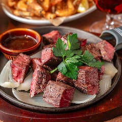 THE OLD STATION Tokyo_メインの黒毛和牛のサイコロステーキ