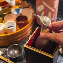 魚と肴と酒処 八仙_【自分でつける燗酒】
卓上に置いた燗箱に燗を浸して、お好みの温かさで楽しめる燗酒セットを数量限定でご用意しております。お酒の雑味を除き、まろやかな味わいにすると言われる上質な錫徳利を使用しているので、より洗練された日本酒の旨味をご堪能いただけます。