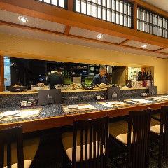 魚と肴と酒処 八仙_【カウンター席】
おひとり様にも気兼ねなくご利用いただけるカウンターは全6席。目前で調理をする様子を眺めたり、料理人との会話も楽しめる活気のあるお席です。仕事帰りにちょっと飲みたい時や、軽くお食事といったご利用も大歓迎。その日のおすすめのお料理やお酒など、ぜひ気軽にお尋ねください。