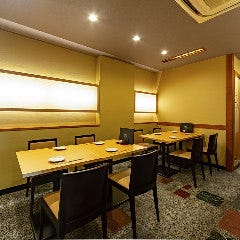 魚と肴と酒処 八仙_【テーブル席】
ご夫婦やカップルのお食事、接待や会食、ご宴会など様々な用途でご利用可能。店内奥には6名様がけテーブル席と4名様がけテーブル席を、カウンター前には2名様テーブル席を複数ご用意しております。人数に応じてお席を繋げることも可能。幅広い人数のお集まりに柔軟に対応いたします。