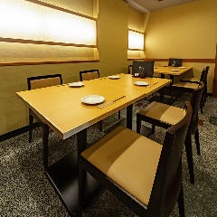 魚と肴と酒処 八仙_テーブル席【2名様×4卓・4名様×2卓・6名様×2卓】少人数からご宴会まで対応