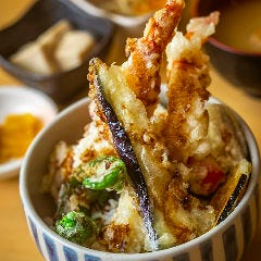 魚と肴と酒処 八仙_【お得なランチ】
ビジネスマンの強い味方！平日はさらにお得な定食をご用意。魚や肉が楽しめる「日替わり定食」は900円（税込）。月・水・金曜のエビや旬野菜をカラッと揚げた「天丼」、火・木曜の新鮮な魚介たっぷり「海鮮丼」もおすすめです。土曜のランチは同一料金でワンドリンクサービスを行っております。