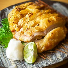 魚と肴と酒処 八仙_【地鶏の逸品も】
但馬地鶏を使った塩焼きやタレ焼き、醤油焼きといった焼き物も自慢。熟練の職人技で、素材の旨味を引き出す絶妙な火加減で仕上げます。日本酒とはもちろん相性抜群。魚、野菜、肉と多彩な料理をご用意しておりますので、美味しいお酒と一緒にゆったりとお楽しみください。