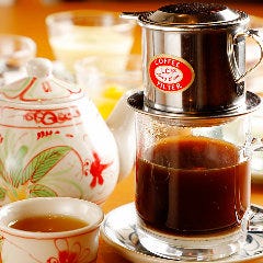 蓮茶や練乳を入れて味わうコーヒーなどベトナムドリンクも