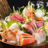 新鮮な魚介類を豪快に使用した刺身10種盛り合わせ。