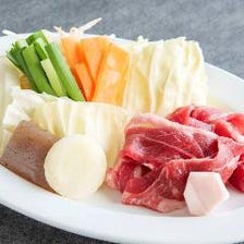 ジンギスカン定食：特選ラム肉（肉120ｇ）ライス食べ放題付、味噌汁付。　ランチタイム限定880円